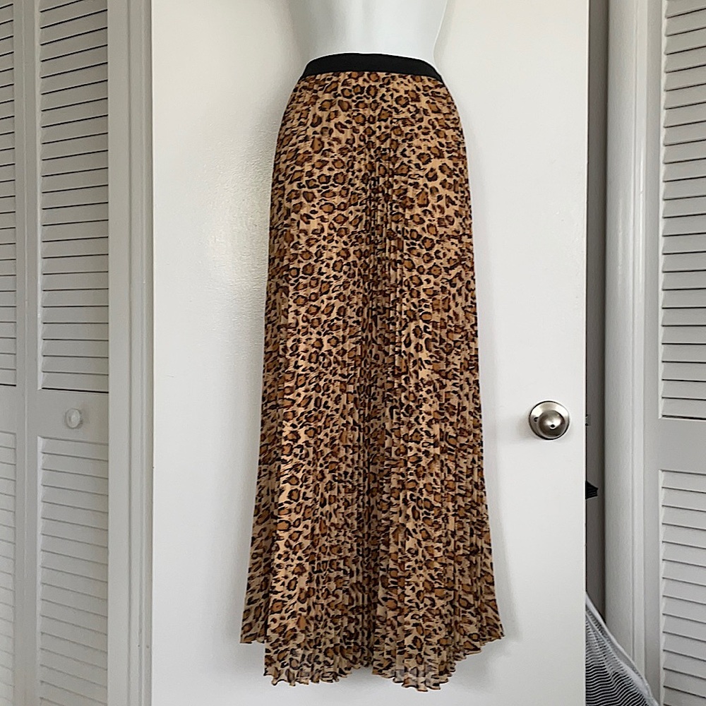 Cheetah print pleated maxi skirt.